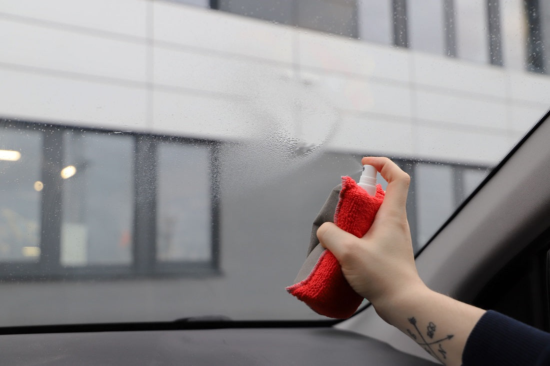 Nigrin Anti-Beschlag Schwamm & Spray 2in1  ca. 12 x 8 x 4cm + 40ml Antibeschlag-Flüssigkeit mit Sprühkopf