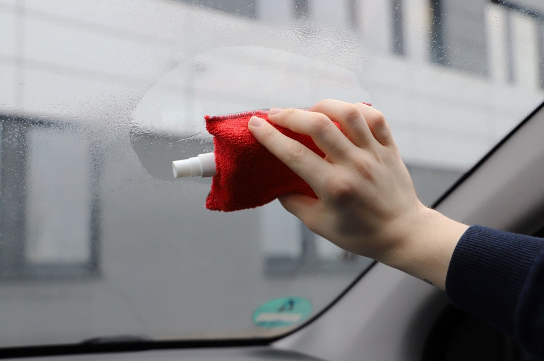 Nigrin Anti-Beschlag Schwamm & Spray 2in1  ca. 12 x 8 x 4cm + 40ml Antibeschlag-Flüssigkeit mit Sprühkopf